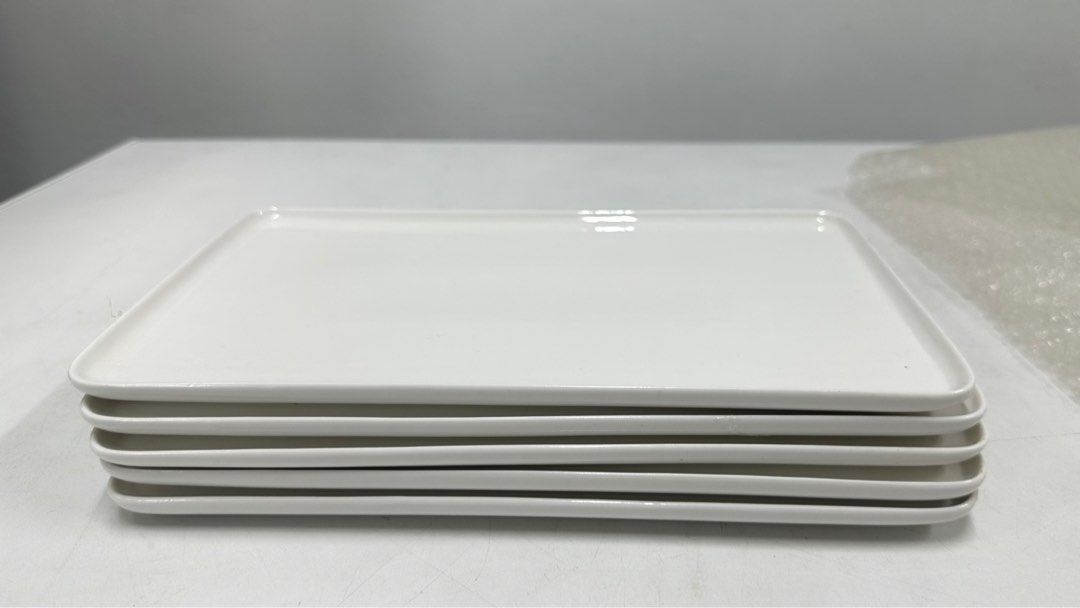 Rectangular plate (Category: Dinnerware & Cutlery) located in Singapore. Submitted by achou123 (Listing ID 1388683920, Image 1). Description: Modern design 10 pcs available, $3 each 10 cm x 28 cm Self pick up from Bukit Batok or Queenstown.