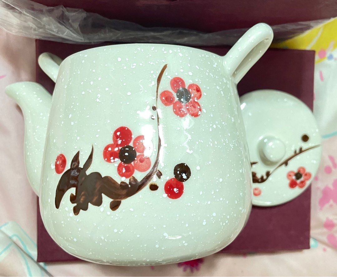 Teapot Set (Category: Coffee & Tea Tableware) located in Singapore. Submitted by kate168 (Listing ID 1388528310, Image 3). Description: Japanese teapot set. Box yellowish due to keep long. Nice teapot set. Tea pot size Abt 11.5cm height x 15cm width x 1pc Cup size 7cm diameter top x height 7cm x 2pcs Can have 3-4cup tea Come w box .
