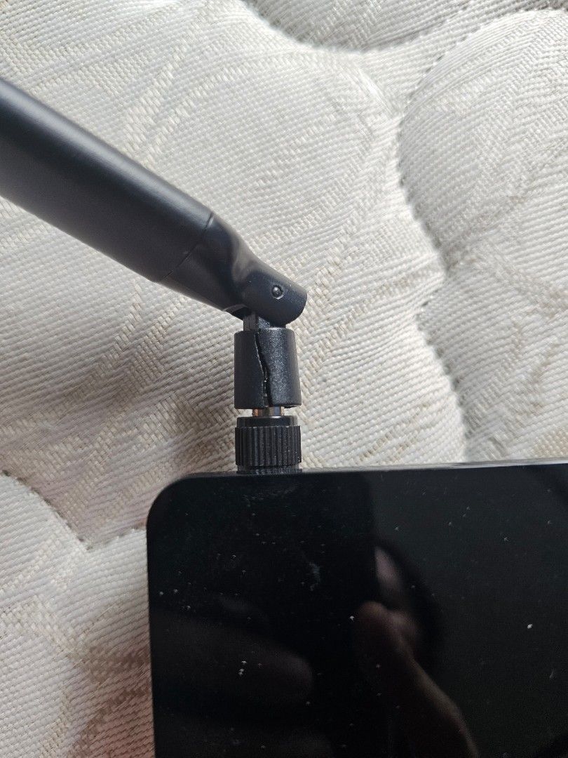TP-Link Router (Category: Networking) located in Paranaque City. Submitted by krisfuentes (Listing ID 1388529200, Image 2). Description: TL-MR150 300Mbps Wireless 4G LTE Router 1 antenna is broken/loose but still working.
