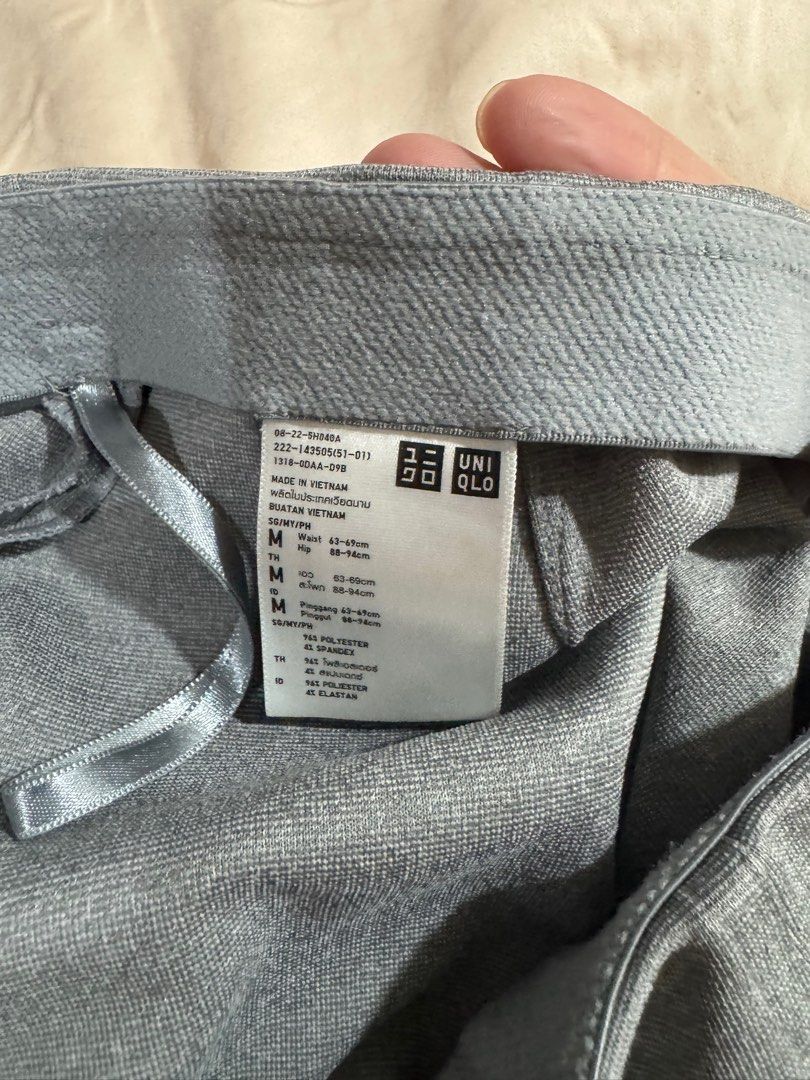 UNIQLO Pencil Skirt (Garterized) (Category: Skirts) located in Manila. Submitted by chescapades (Listing ID 1388670101, Image 2). Description: Too small for me..