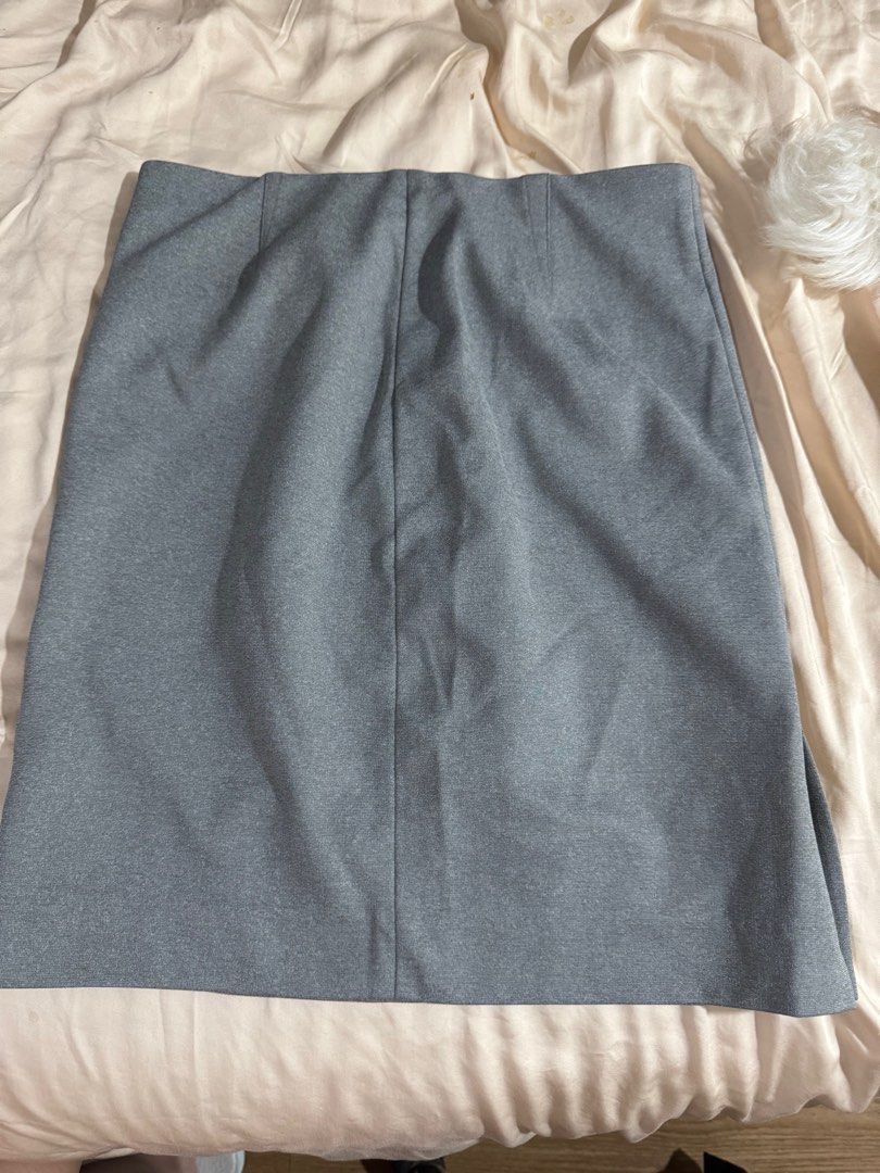 UNIQLO Pencil Skirt (Garterized) (Category: Skirts) located in Manila. Submitted by chescapades (Listing ID 1388670101, Image 1). Description: Too small for me..