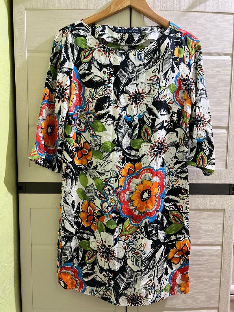 Zara floral dress (Category: Dresses) located in Muntinlupa City. Submitted by eyaaaaaaaah (Listing ID 1388641576, Image 1). Description: No issue.