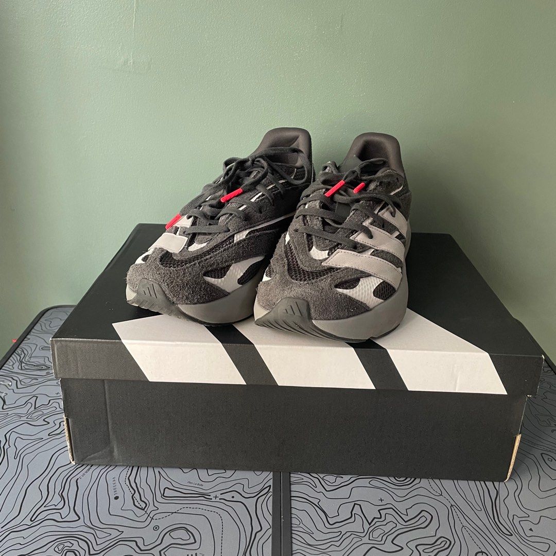 Adidas Lightblaze (Category: Sneakers) located in Kuala Lumpur. Submitted by nasir_ibrahim (Listing ID 1388728607, Image 2). Description: Original item Negotiate available ❌ lowballer Tak sesuai dgn kaki sy yg sakit Gout. Bahagian tip & vamp tu agak keras bg saya. Reason: Need an urgent money..