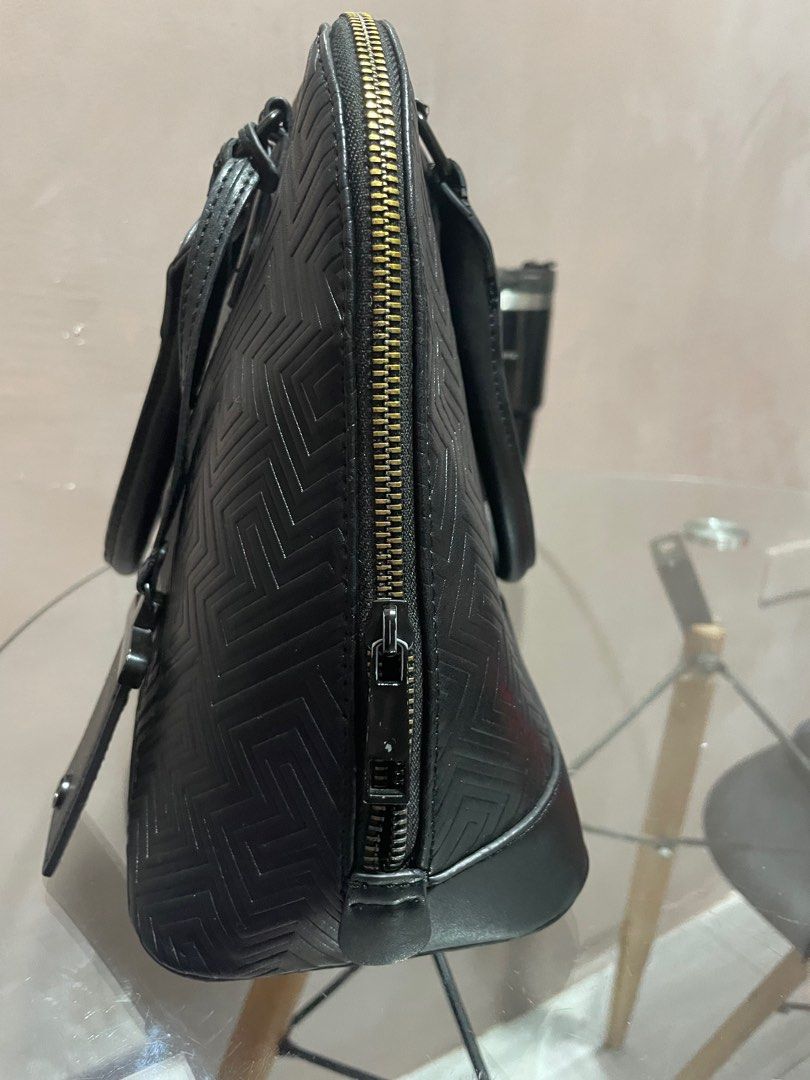 Aldo Shoulder Bag (Category: Shoulder Bags) located in Manila. Submitted by erickadcm (Listing ID 1388745888, Image 1). Description: No issuesGood condition.
