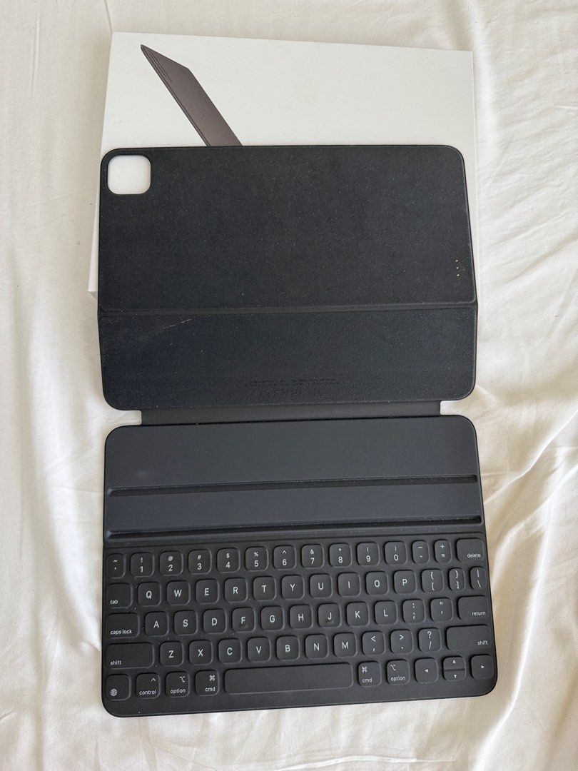 Apple Smart Folio Keyboard 11 Inches for Ipad Pro (Category: Computer Keyboard) located in Makati City. Submitted by beshbuy (Listing ID 1368491724, Image 2). Description: Apple Smart Folio Keyboard 11 Inches for Ipad Pro PRELOVED - Lightly used and in good condition - with box Slight negotiable no low baller please. MOP BPI, BDO, GCASH, MAYA Shipping via grab or gogoexpress for same day delivery I can only deliver 730pm onwards No meet ups .