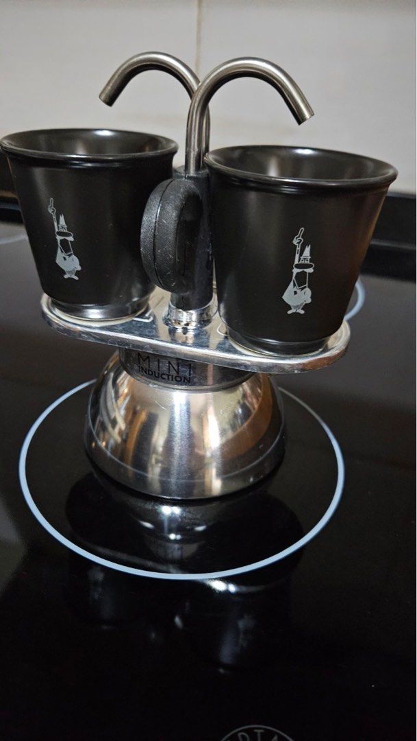 Bialetti Mini Express Induction Moka Pot for Espresso (Category: Coffee Machines & Makers) located in Quezon City. Submitted by indy37 (Listing ID 1388857978, Image 1). Description: Comes with 2 black espresso cups .