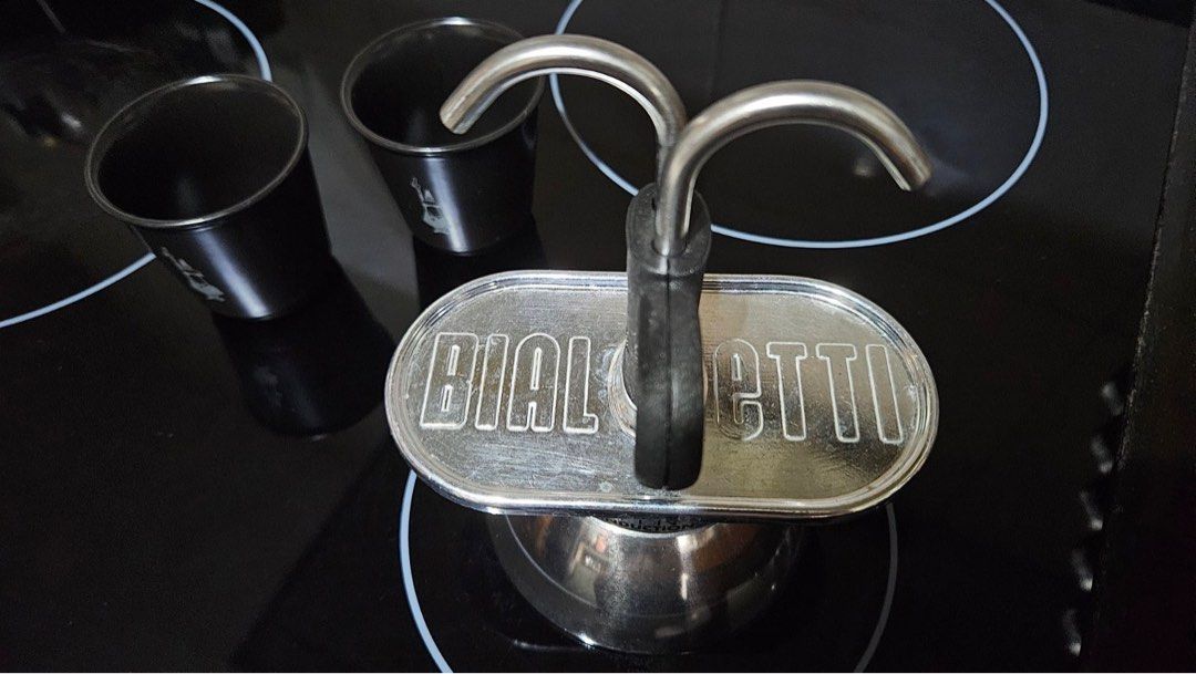 Bialetti Mini Express Induction Moka Pot for Espresso (Category: Coffee Machines & Makers) located in Quezon City. Submitted by indy37 (Listing ID 1388857978, Image 2). Description: Comes with 2 black espresso cups .