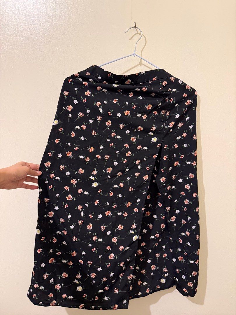 Black Floral Skirt w/ Slit (Category: Skirts) located in Angeles City. Submitted by mulan. (Listing ID 1388890768, Image 2). Description: Never used Can fit XS-S frame (waist: 24-28) .