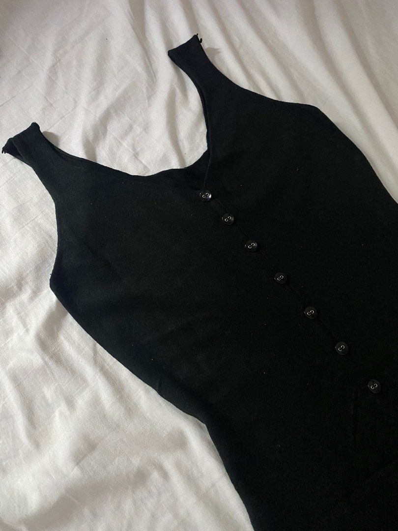 Black midi dress - small to medium (Category: Dresses) located in Taguig. Submitted by hellomariie (Listing ID 1388765272, Image 2). Description: Nice fabric Bust 32-34 Waistline 27-28 Length is 41 inches.