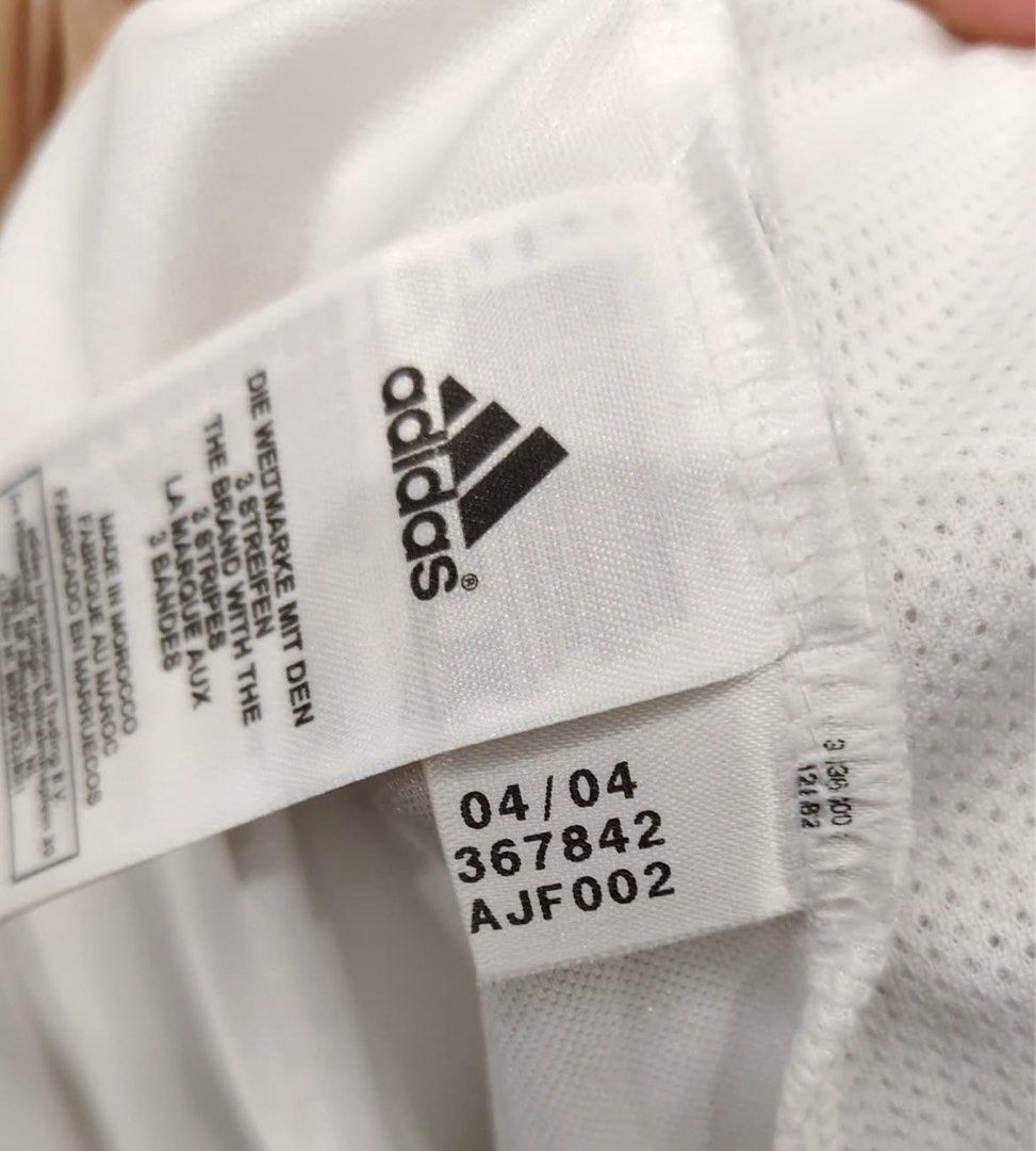 BNWT #9 R9 Ronaldo REAL MADRID HOME 2004-05 football jersey/kit rare/retro/vintage (Category: Activewear) located in Singapore. Submitted by dreamsstore (Listing ID 1388863034, Image 3). Description: BNWT #9 R9 Ronaldo REAL MADRID HOME 2004-05 jersey !! Jersey in a very good condition for its age ! SIZE : L ❗️❗️❗️ Pit : 22-23 inches Length : 29-30 inches FREE POSTAGE INCLUDED FOR ALL SHIRTS🎉🎉🎉 Some bobbling is expected for retro jerseys but co