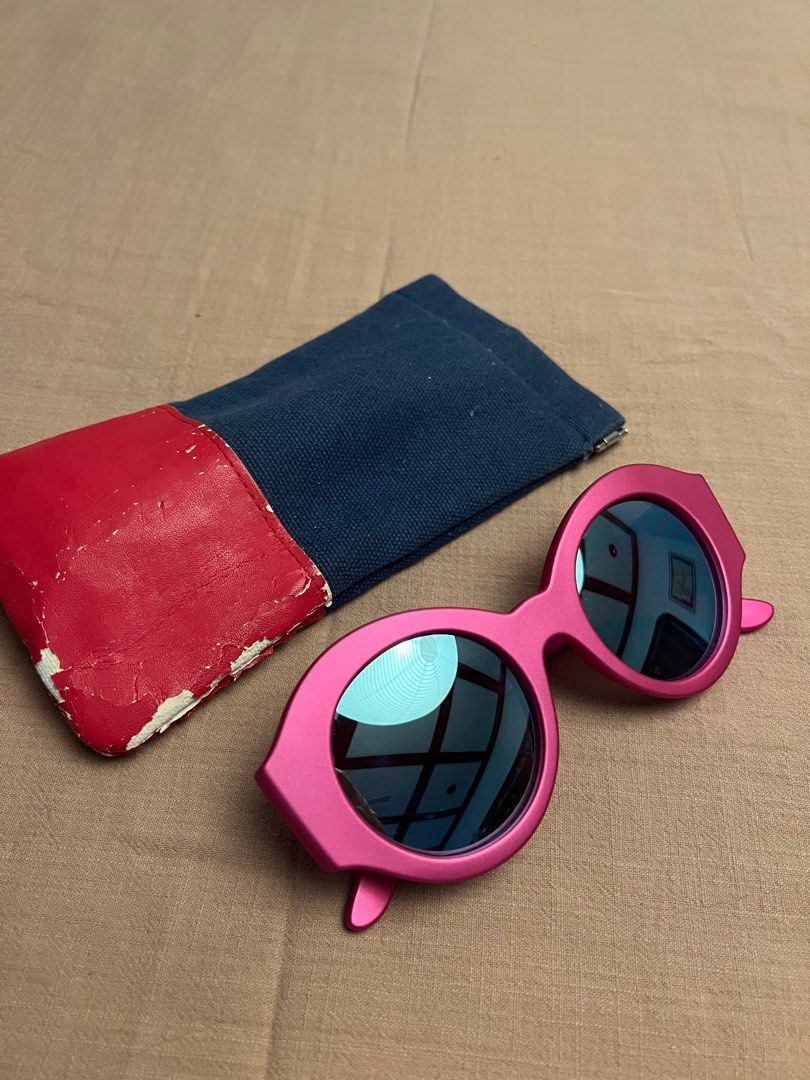 BRAND NEW Le Specs Sunglasses (Category: Sunglasses & Eyewear) located in Mandaluyong City. Submitted by anartechoke (Listing ID 1388832602, Image 2). Description: Brand new, never used. Original case stored, the leatherette part is peeling. .