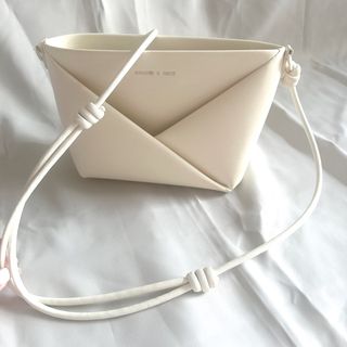 Charles and Keith 白色三角message cross body bag 斜孭袋 女裝袋 可調帶長度64227740371971110