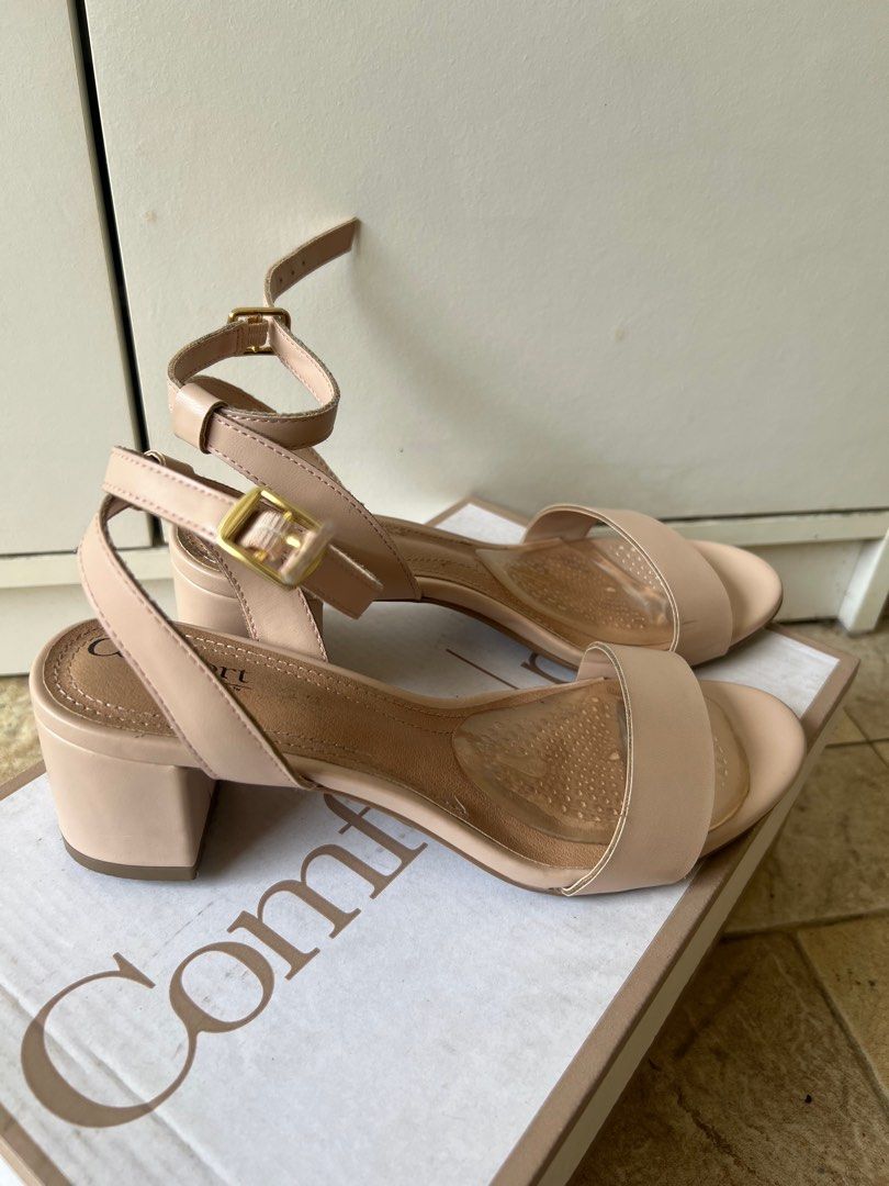 Comfort Plus Sandals (Category: Flats & Sandals) located in Makati City. Submitted by mabz21 (Listing ID 1388711472, Image 2). Description: Like New - No Issue RFS: Decluttering.
