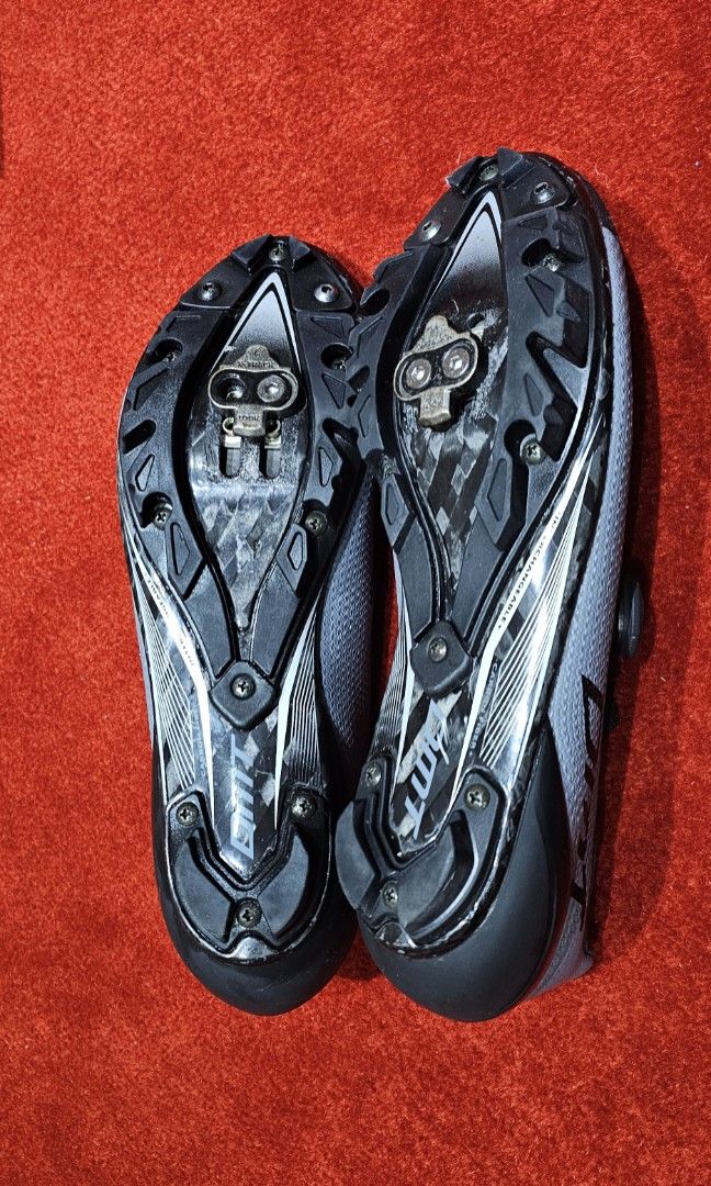 DMT KM3 Cycling Shoes (Category: Bicycles) located in Manila. Submitted by jdr77 (Listing ID 1388765214, Image 2). Description: Used around 4 or 5 times until I realized my feet needed bigger shoes. Missing one screw that can be replaced. Comes with box..