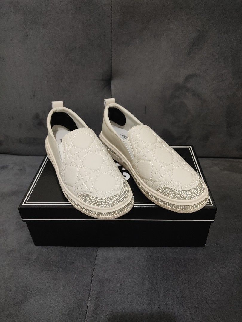 Eã White Sneakers (Category: Sneakers & Footwear) located in Carmona. Submitted by genperf (Listing ID 1388714358, Image 2). Description: Slightly used Eã quilted sneakers recently bought from Taiwan. Color off white embedded with silver glitter, barely used, in excellent condition. Shoe size is 240 corresponds to women's size 7..
