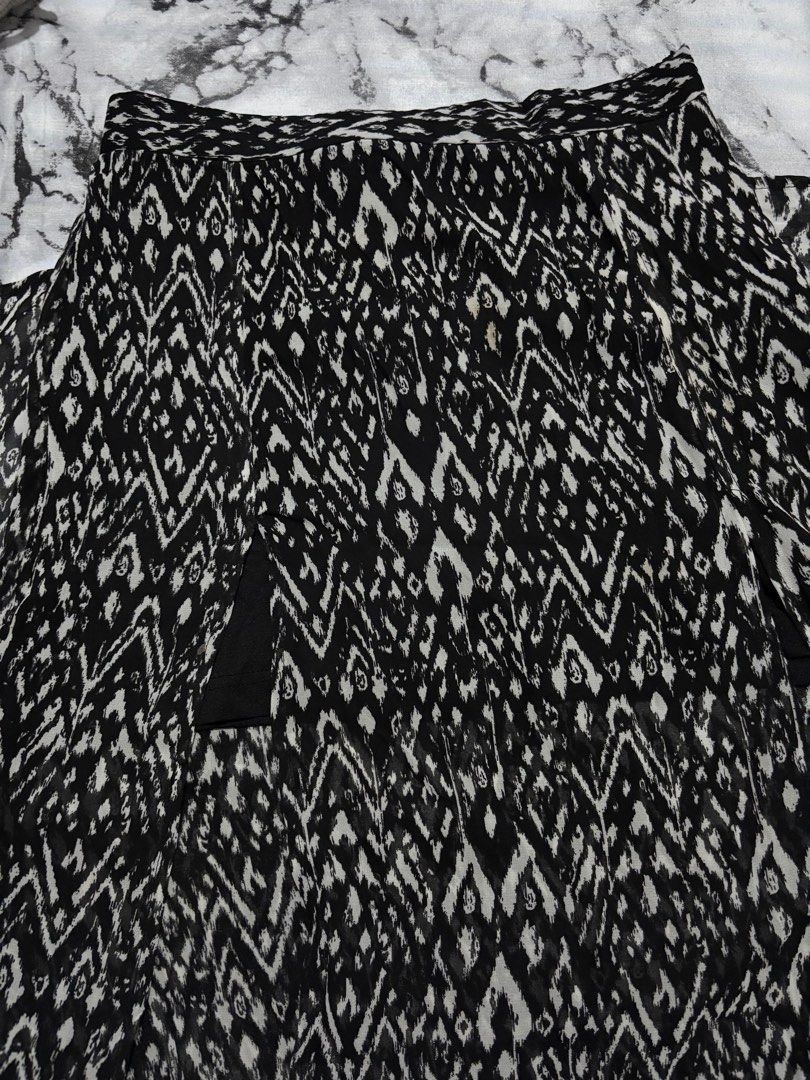 Forever 21 Summer/Beach Maxi Skirt (Category: Skirts) located in Angeles City. Submitted by riachan27 (Listing ID 1388898794, Image 1). Description: 2 front slits and mesh type fabric. Meron din siyang inside skirt cover up.
