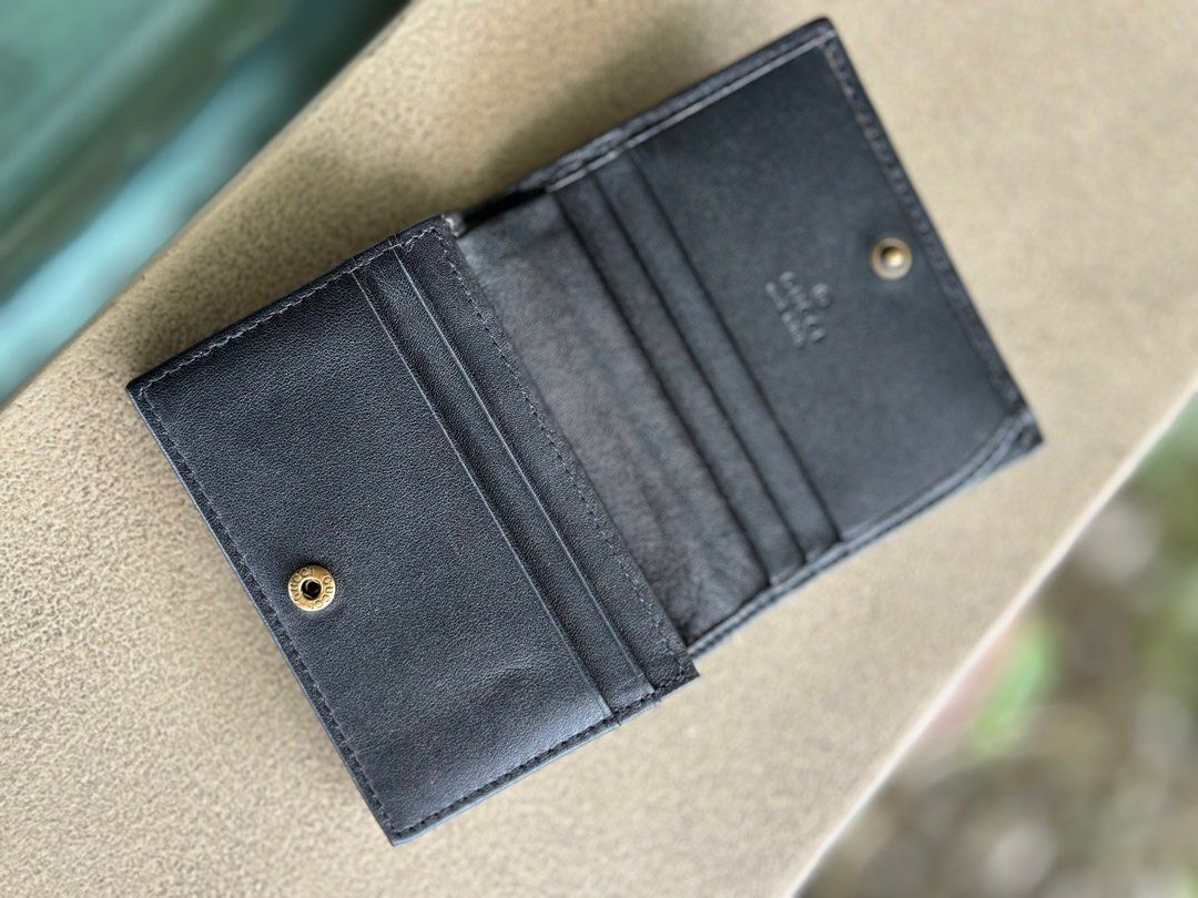 Gucci small wallet (Category: Luxury Bags & Wallets) located in Munoz. Submitted by iam_j (Listing ID 1388737872, Image 3). Description: Excellent condition No flaws .