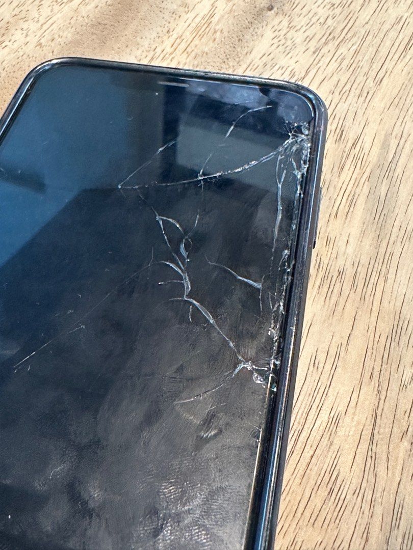 iPhone Xs max 256 with box AVAILABLE (Category: iPhone X Series) located in Muntinlupa City. Submitted by alabangbargains (Listing ID 1364606873, Image 3). Description: AVAILABLE Broken glass With box Open line FU factory unlocked Model MT552PP/A Pick up in muntinlupa only Gcash payment and courier cost for buyer optional Will reset to factory settings once payment is made Battery maximum capacity 77%.