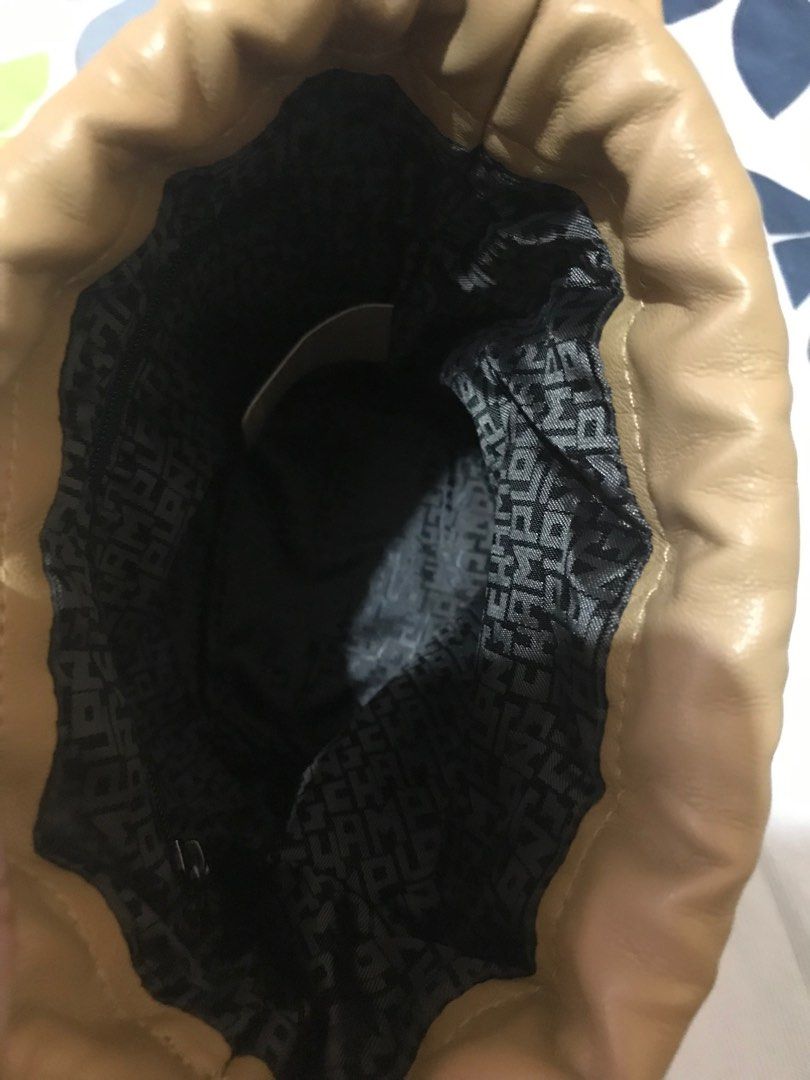 Le pliage Xtra Bucket bag XS (Category: Luxury Bags & Wallets) located in Taguig. Submitted by dean_cute25 (Listing ID 1388871608, Image 3). Description: 💯 original Cowhide leather Very spacious .