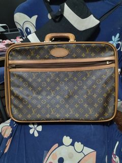 (Category: ) located in . Submitted by THA_D_THRIFT (Listing ID 1388806317, Image 1). Description: .
