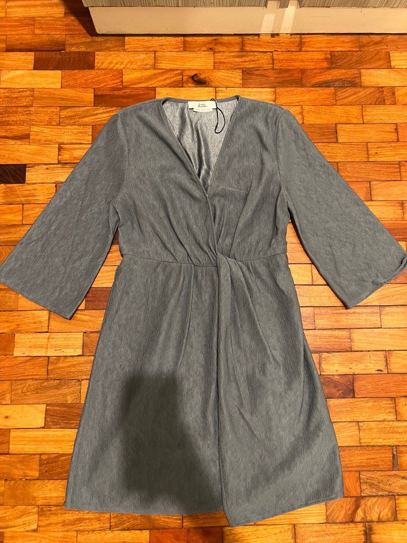 Love Bonito mini wrap dress (Category: Dresses) located in Paranaque City. Submitted by pattyaurel (Listing ID 1388791603, Image 1). Description: Love Bonito grey mini wrap dress, never been used but no more paper tag. .