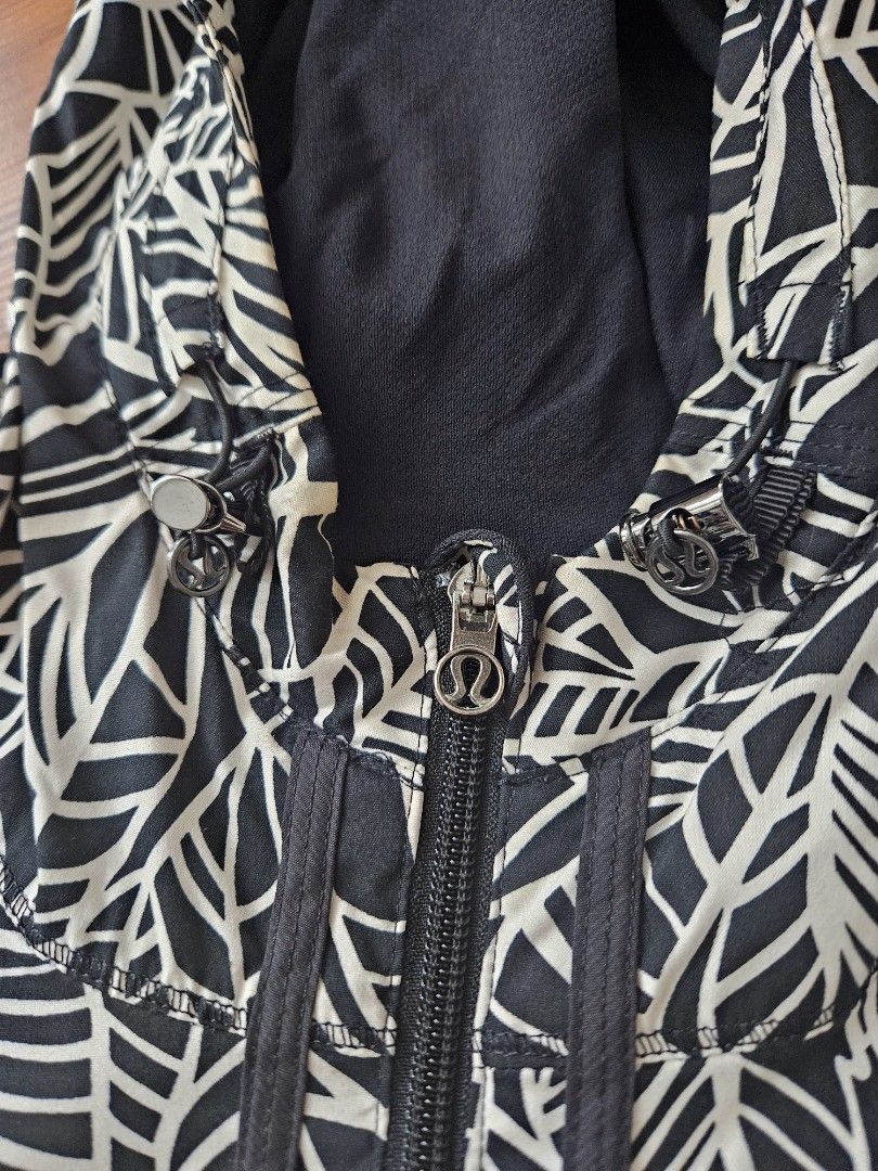 Lululemon jacket (Category: Activewear) located in Kuala Lumpur. Submitted by fnspringclean (Listing ID 1388763549, Image 2). Description: Lululemon Downtime soft shell jacket. Good condition. Authentic..