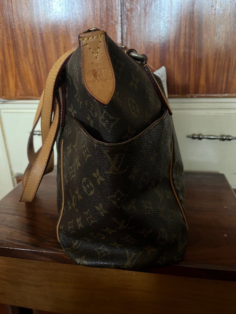 SALE LV MONOGRAM CANVAS TOTE BAG (Category: Luxury Bags & Wallets) located in Lucena. Submitted by unnieskollegsyeononlineshop (Listing ID 1388765499, Image 2). Description: Preloved. From Korea. Lightly used. Height - 28 cms. Length - 32 cms. Width - 17 cms. .