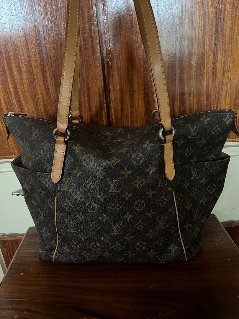 SALE LV MONOGRAM CANVAS TOTE BAG (Category: Luxury Bags & Wallets) located in Lucena. Submitted by unnieskollegsyeononlineshop (Listing ID 1388765499, Image 1). Description: Preloved. From Korea. Lightly used. Height - 28 cms. Length - 32 cms. Width - 17 cms. .