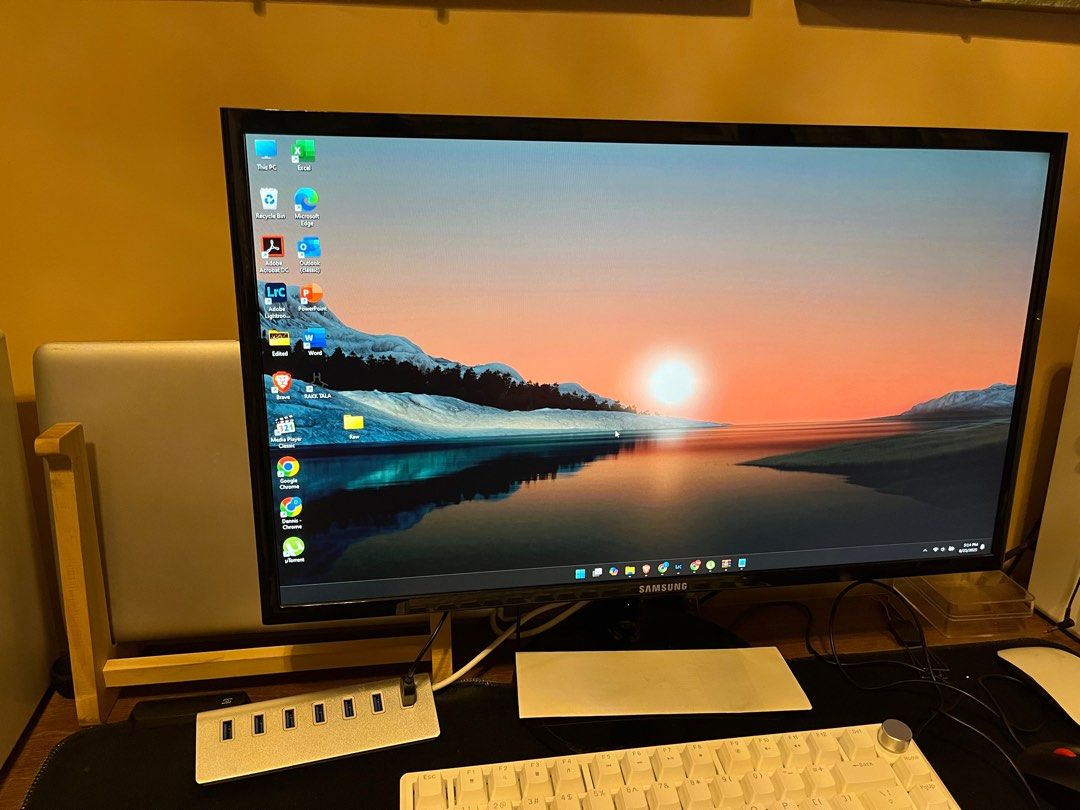 Macbook 2012 (Category: Laptops & Notebooks) located in Manila. Submitted by ayeshadeni36384 (Listing ID 1388805140, Image 3). Description: Mid 2012 16gb Ram 256SSD negotioable sa sure buyer Issue: Sira yung screen so need ng external monitor pero goods na goods pa yan .