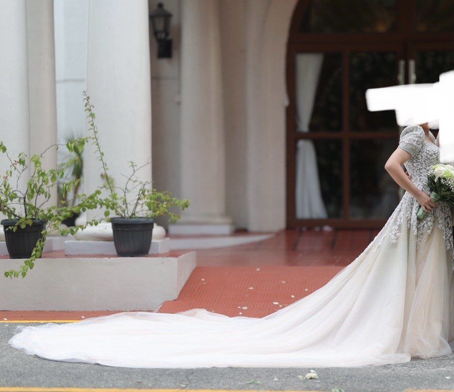 Mark Bride’s Manila wedding gown (Category: Evening dresses & gowns) located in Paranaque City. Submitted by yourcatseller (Listing ID 1388841194, Image 3). Description: Selling my Mark Bride’s Manila gown. Used once last August 2024. Includes: Gown with detachable sleeves (white and green ombre color) Primary veil Box Price 120 now only 30 Issue: for dry cleaning again Medium size Waist 28 Height 5'4 (+ 2 inches heels) Loc: Paranaque.