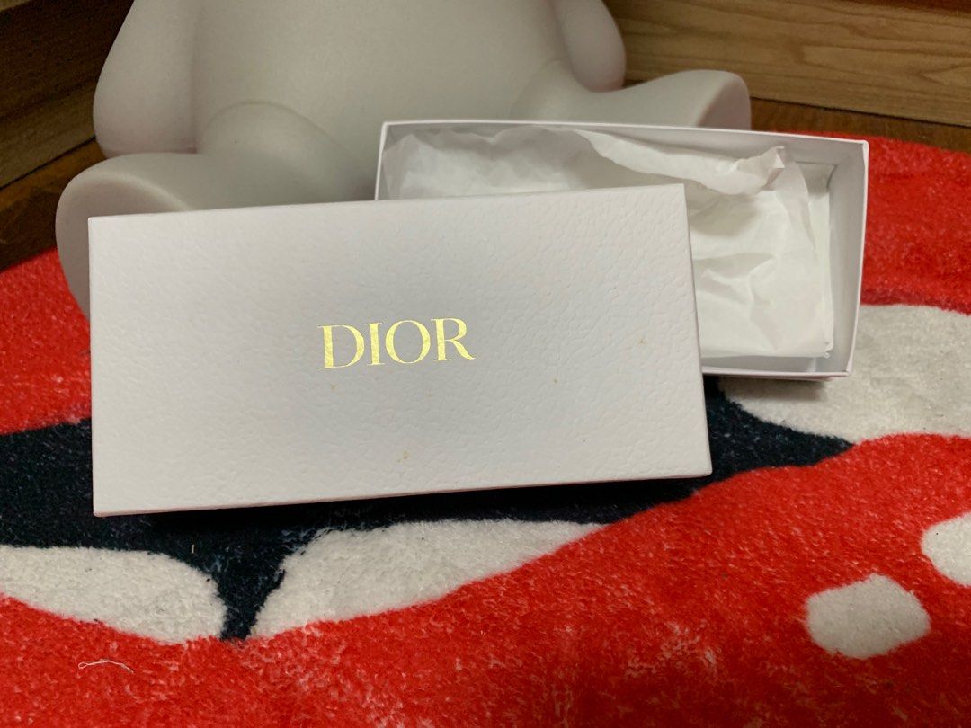 ORIGINAL DIOR BOX (Category: Luxury Accessories) located in Pasay City. Submitted by slashed (Listing ID 1388848776, Image 2). Description: BOX AND PAPER BAG BRAND: DIOR DIMENSION LENGTH : 20 CM HEIGHT : 7 CM WIDTH : 10 CM.