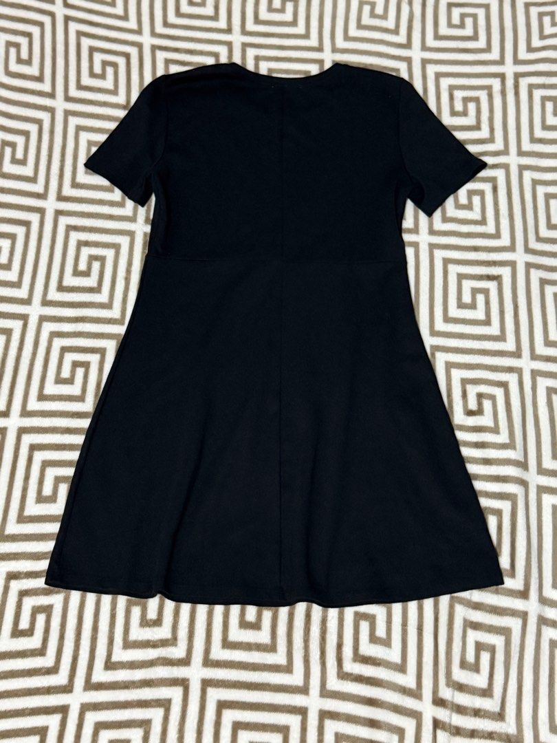 Original Zara Black Dress (Category: Dresses) located in Balanga. Submitted by stan.pt (Listing ID 1388770710, Image 3). Description: - maganda siya kapag suot makikita yung curve mo sa katawan - no flaws - size S- M rfs: hindi po ako mahilig sa dress.