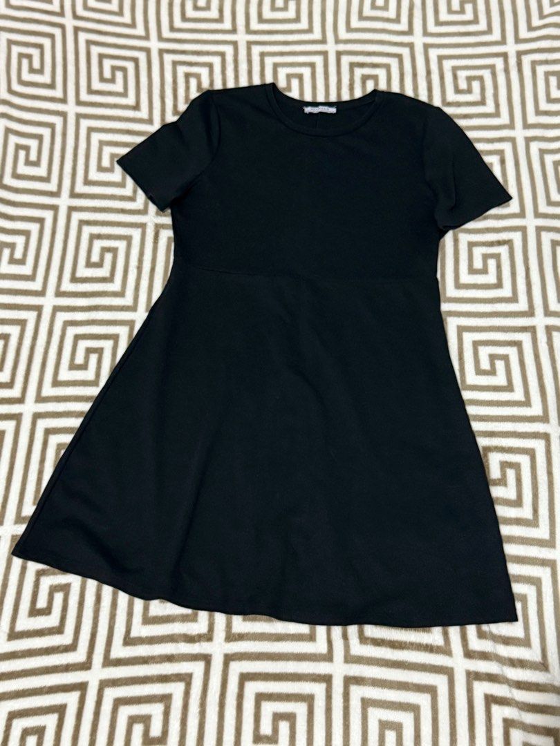 Original Zara Black Dress (Category: Dresses) located in Balanga. Submitted by stan.pt (Listing ID 1388770710, Image 1). Description: - maganda siya kapag suot makikita yung curve mo sa katawan - no flaws - size S- M rfs: hindi po ako mahilig sa dress.