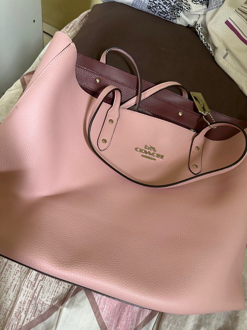 RUSH!! COACH PINK TOTE BAG Authentic no box (Category: Luxury Bags & Wallets) located in Taguig. Submitted by yeobonim (Listing ID 1388757104, Image 2). Description: Check online for original price Good as new po!! Nakatambay lang sa cabinet ko Gifted to me by my aunt. Purchased overseas Urgently selling need funds for my cat vet bills.