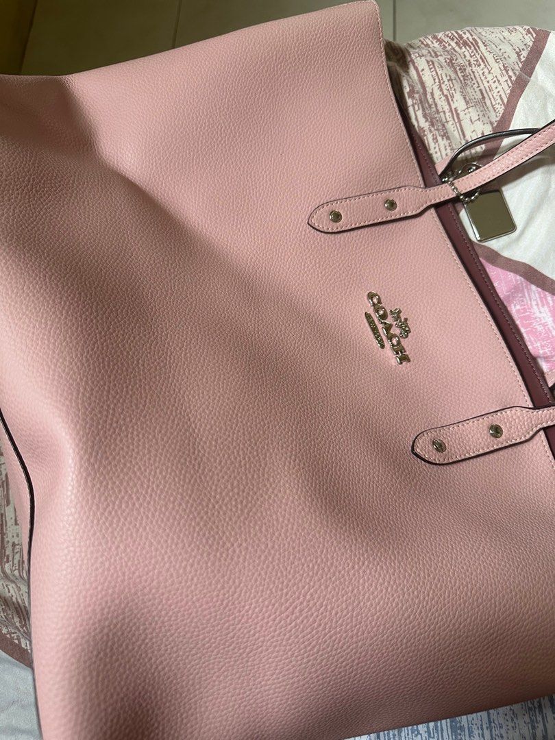 RUSH!! COACH PINK TOTE BAG Authentic no box (Category: Luxury Bags & Wallets) located in Taguig. Submitted by yeobonim (Listing ID 1388757104, Image 3). Description: Check online for original price Good as new po!! Nakatambay lang sa cabinet ko Gifted to me by my aunt. Purchased overseas Urgently selling need funds for my cat vet bills.