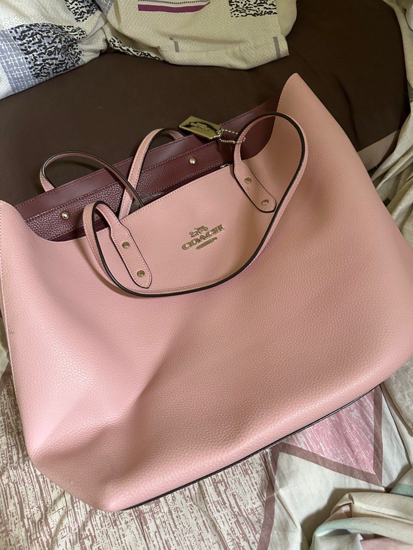 RUSH!! COACH PINK TOTE BAG Authentic no box (Category: Luxury Bags & Wallets) located in Taguig. Submitted by yeobonim (Listing ID 1388757104, Image 1). Description: Check online for original price Good as new po!! Nakatambay lang sa cabinet ko Gifted to me by my aunt. Purchased overseas Urgently selling need funds for my cat vet bills.