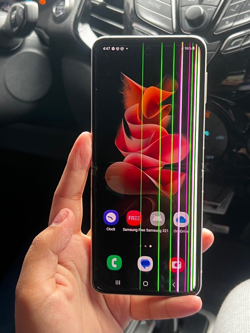Samsung Galaxy Z Flip3 5G (Category: Samsung) located in Quezon City. Submitted by unaespiritu (Listing ID 1388806105, Image 2). Description: check photo to see issue, other than that wala na. unli reset upon meetup.