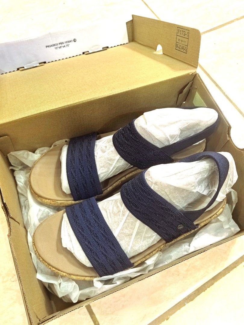 Skechers Navy Blue sandals arch (Category: Heels) located in Iloilo. Submitted by kajoy99 (Listing ID 1388782487, Image 1). Description: Never been used Price negotiable if PAYO Size: Women's US 9.