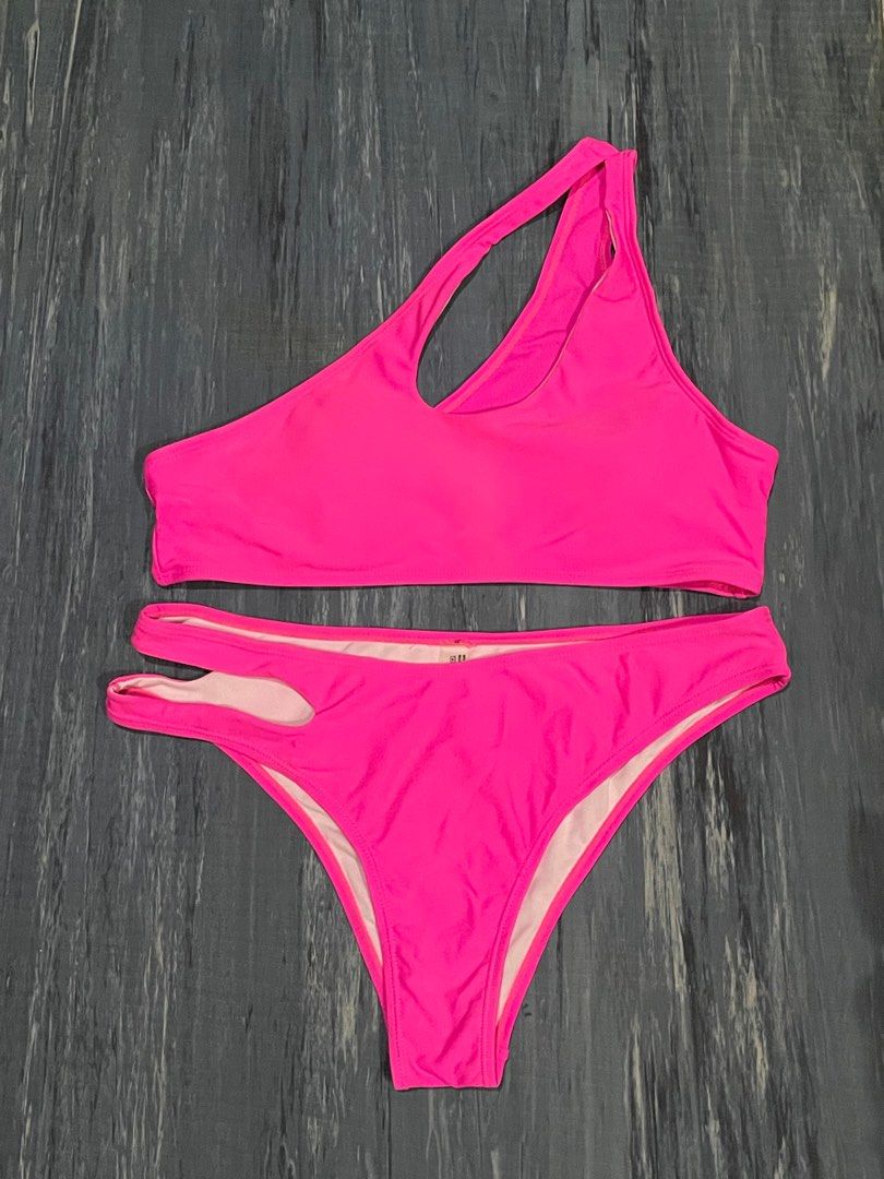 Swimsuit (MEDIUM) (Category: Bikinis & Swimsuits) located in Makati City. Submitted by superjaa (Listing ID 1388777583, Image 1). Description: Used once. .