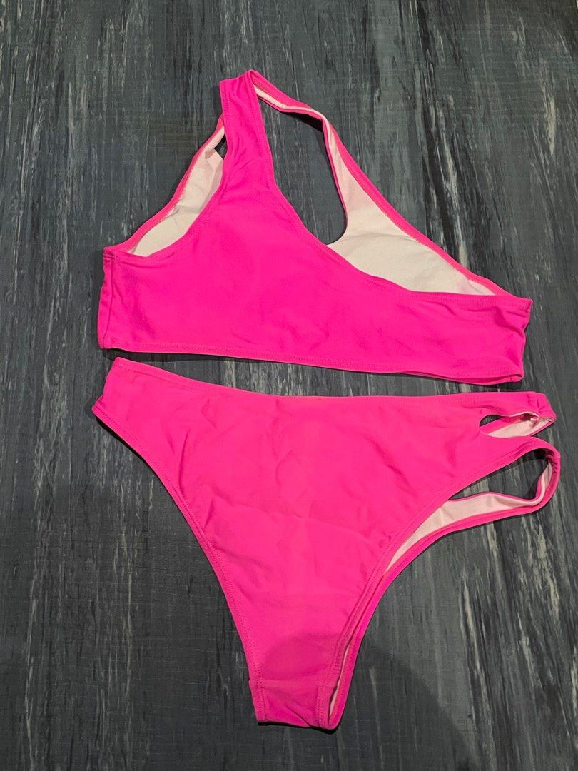 Swimsuit (MEDIUM) (Category: Bikinis & Swimsuits) located in Makati City. Submitted by superjaa (Listing ID 1388777583, Image 2). Description: Used once. .