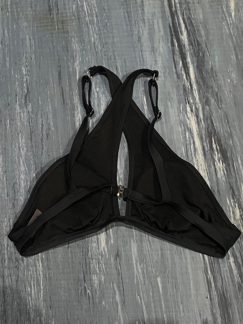 Swimsuit top (MEDIUM) (Category: Bikinis & Swimsuits) located in Makati City. Submitted by superjaa (Listing ID 1388777131, Image 2). Description: Never been used. .
