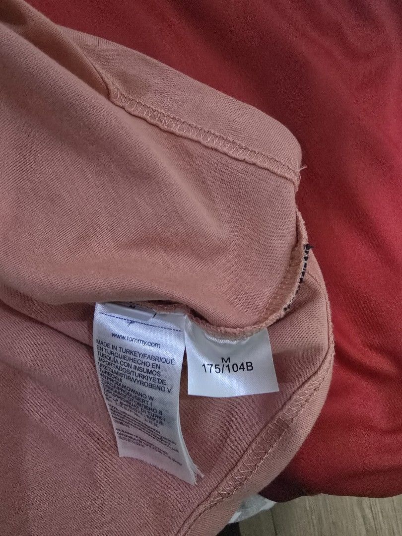 Tommy Hilfiger x Lewis Hamilton Tshirt (Category: Tshirts & Polo Shirts ) located in Quezon City. Submitted by alied20 (Listing ID 1388903504, Image 3). Description: -barely noticeable black mark on logo -model is 6'1, 39 chest, 35 waist.