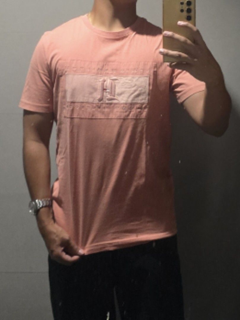 Tommy Hilfiger x Lewis Hamilton Tshirt (Category: Tshirts & Polo Shirts ) located in Quezon City. Submitted by alied20 (Listing ID 1388903504, Image 2). Description: -barely noticeable black mark on logo -model is 6'1, 39 chest, 35 waist.