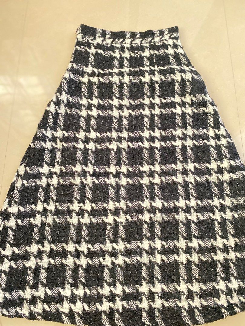 Tweed Maxi Skirt (Category: Skirts) located in Cavite. Submitted by eessaa08 (Listing ID 1388725266, Image 1). Description: Brand new skirt Waist: 24” Fabric: tweed Color: black & white With inner lining and side zipper opening. Brand new with tag. Brand name: sweetheart Premium quality. Super ganda in person! Light weight tweed. MOP: Gcash MOD: JnT or Lalamove (buyer to pay for shipping fee).