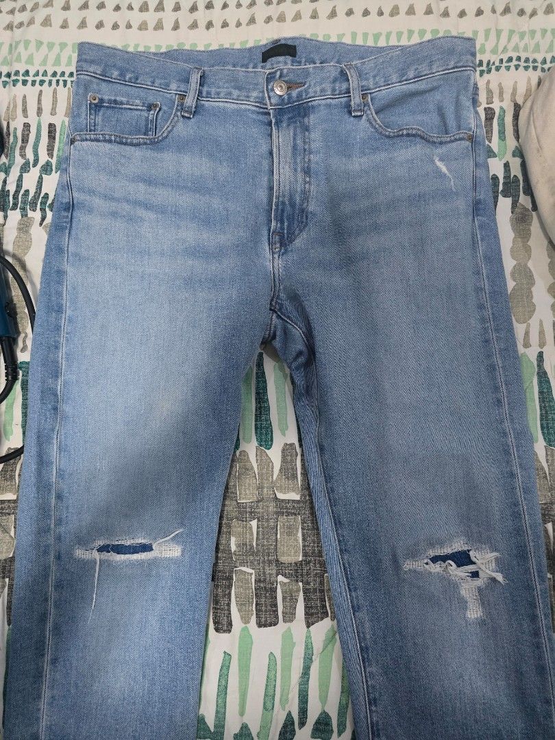 Uniqlo Distressed Slim Jeans (Category: Jeans) located in Quezon City. Submitted by alied20 (Listing ID 1388904472, Image 1). Description: .