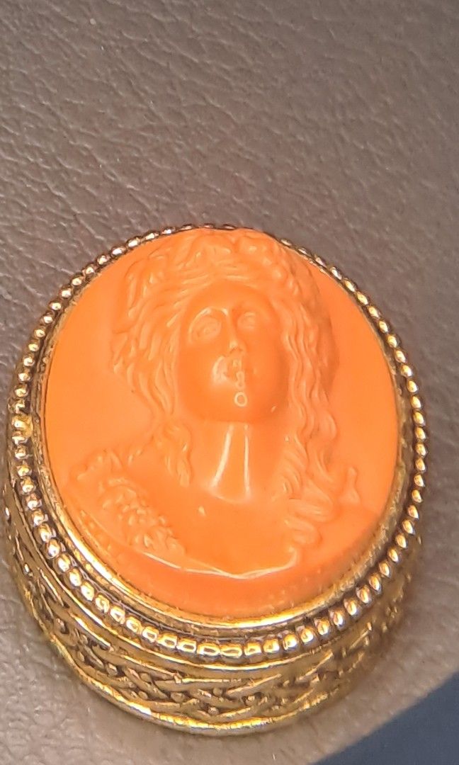 Vintage Estee louder SOLID PERFUME (Category: Fragrance & Deodorants) located in Davao. Submitted by bravemoon_556cd5 (Listing ID 1388881419, Image 2). Description: free sf we ship nationwide gcash or bank account paymaya payment mode.