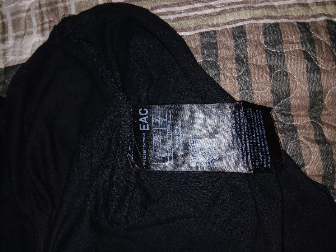 Y2k Vneck Short sleeve Guess Top (Category: Shirts) located in Bongabong. Submitted by del_argent (Listing ID 1388720701, Image 3). Description: size:S-M.