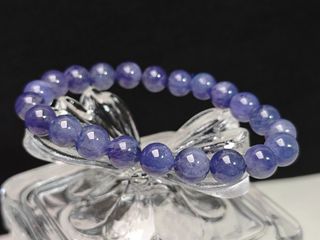 坦桑尼亞^坦桑石^圓珠手鍊💜💙
《海洋之心》鐵達尼號的寶石「坦桑石」
HK＄800 
功效主要體現在心靈層面，包括開發智慧、增強直覺和洞察力，以及促進溝通和表達能力，並有助於穩定情緒、減輕壓力和焦慮。 它也被視為一種能帶來轉變、激發潛能並增加貴人運的社交之石。 
面交港鐵元朗站下午四點後🙏預約64192809783043110