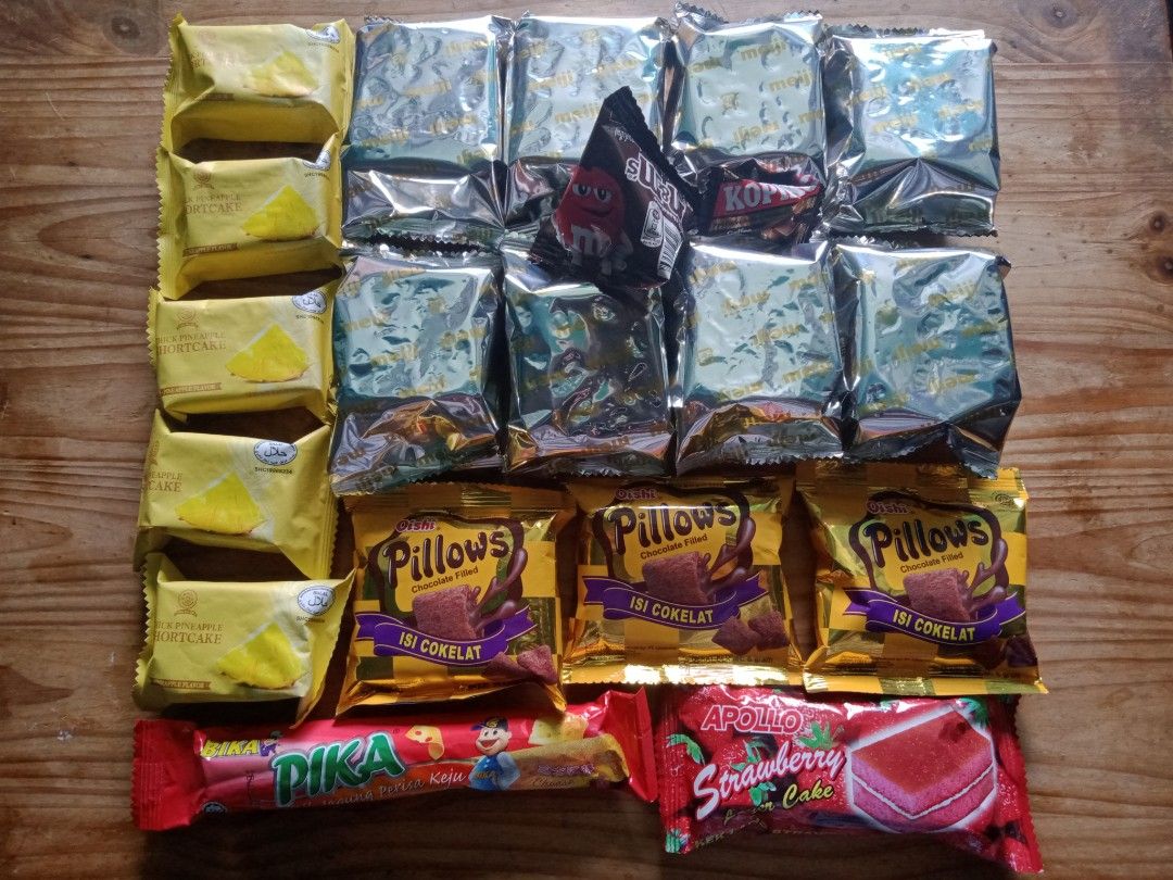 Assorted Snacks (Category: Packaged & Instant Food) located in Singapore. Submitted by soaplantea (Listing ID 1389091771, Image 1). Description: Mix bag of Meiji Plain Crackers with Oats, Pineapple Shortcakes and Chocolate Filled Pillows Either expiring soon, recently expired or expiry not stated Pls collect by end August.