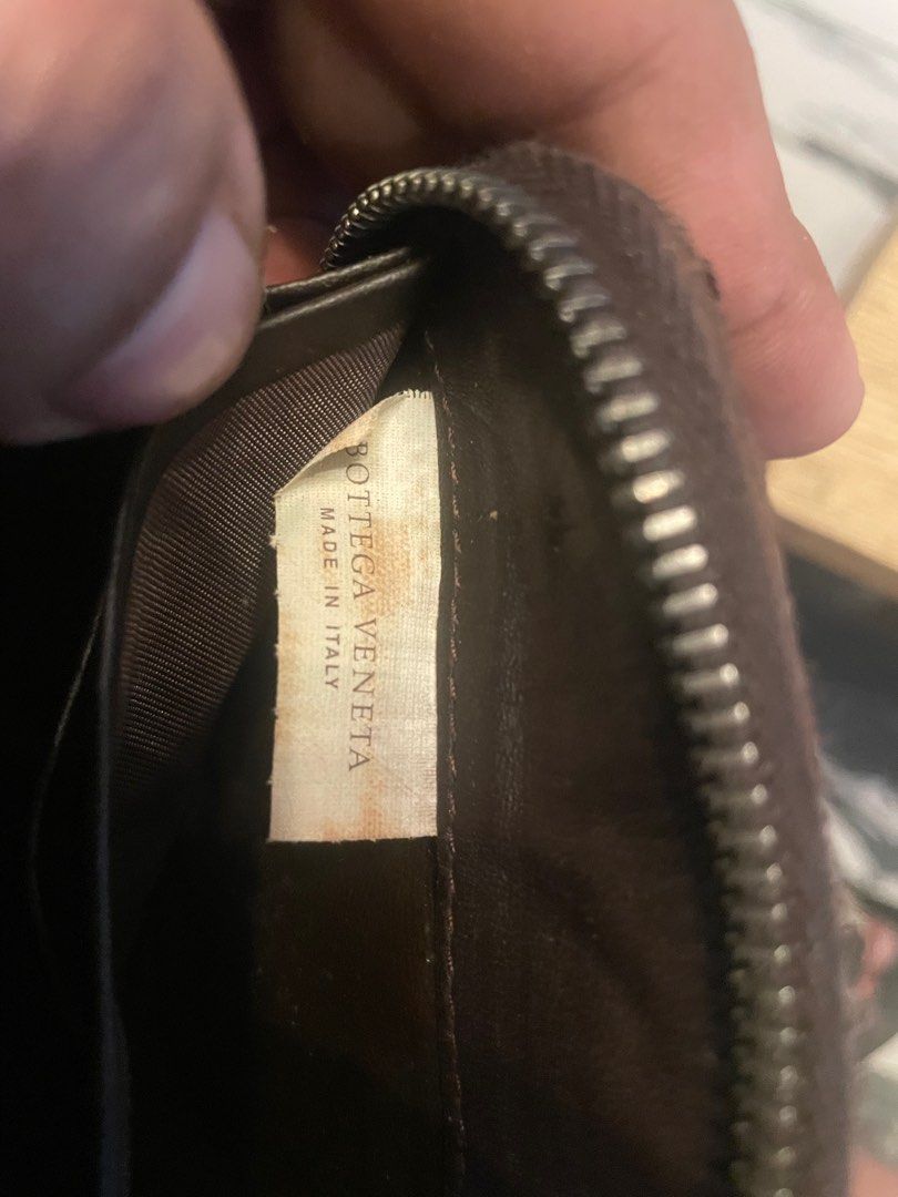 Authentic bottega venetta long wallet (Category: Luxury Bags & Wallets) located in Cavite. Submitted by ohmie23 (Listing ID 1388927233, Image 2). Description: Authentic bottega venetta long wallet Issue edge .